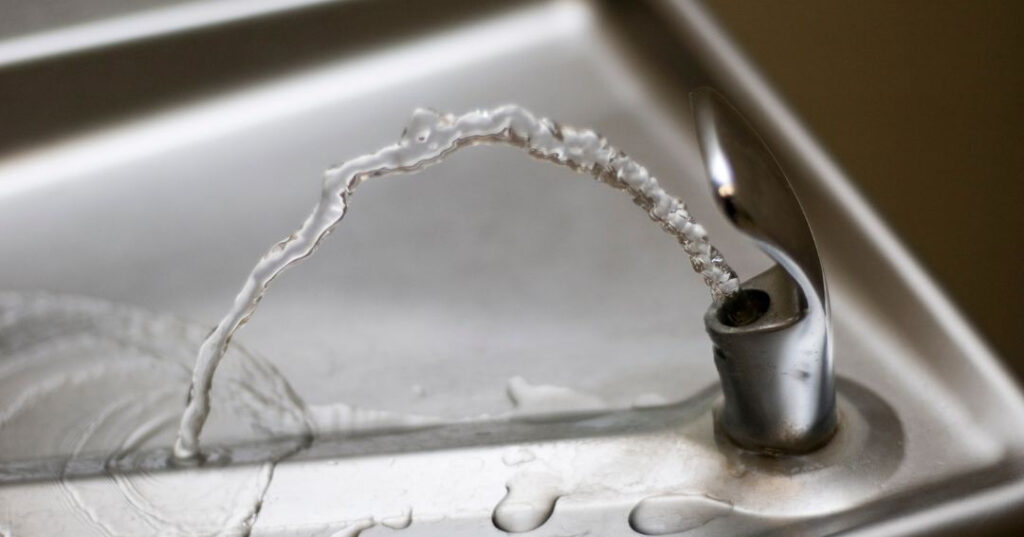 Conserto de Bebedouro em Sorocaba | Assistência Perto de Mim vazamento de agua no bebedouro